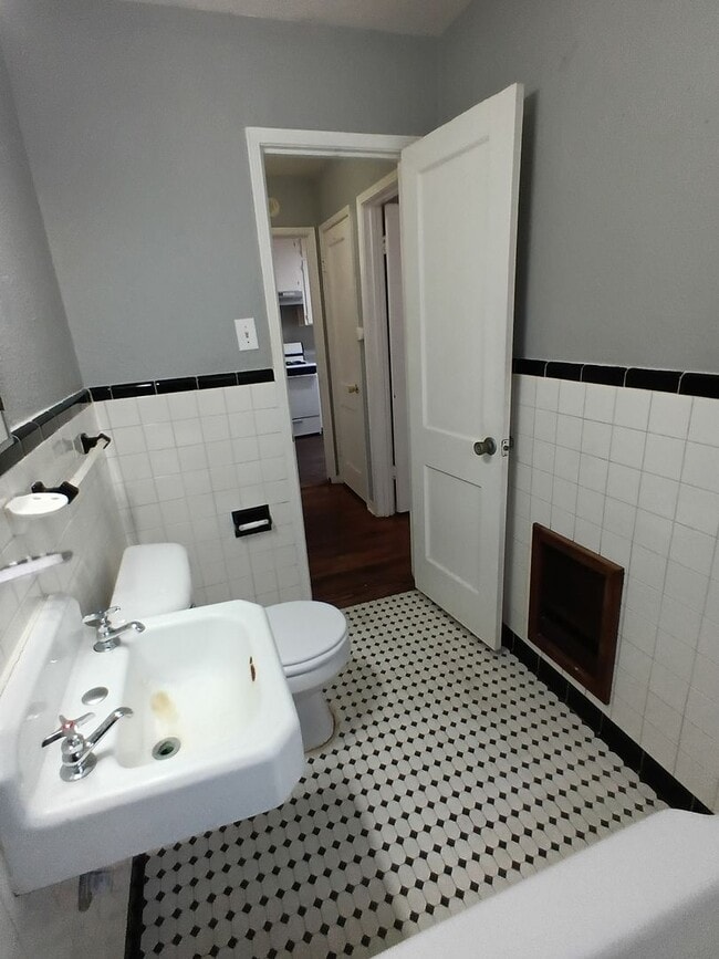 Building Photo - Minutes from Tinker!