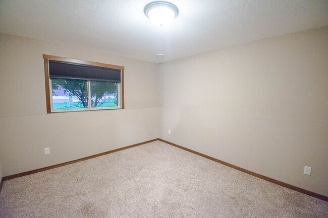 Building Photo - 6736 Clarkia Dr NW