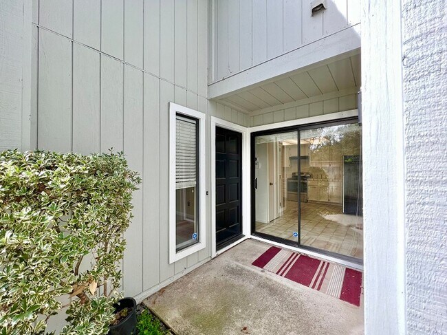 Building Photo - Three Bedroom Napa Condo on River Walk