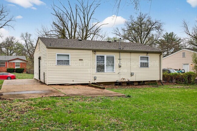 Building Photo - 10216 Royal Dr