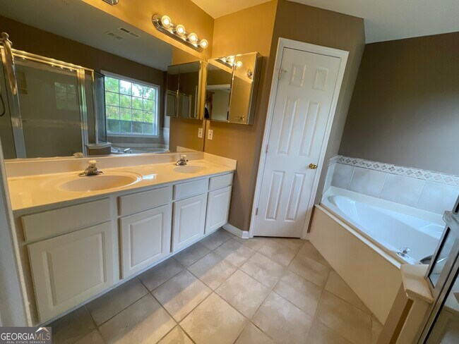 Building Photo - 1773 Highlands View Dr
