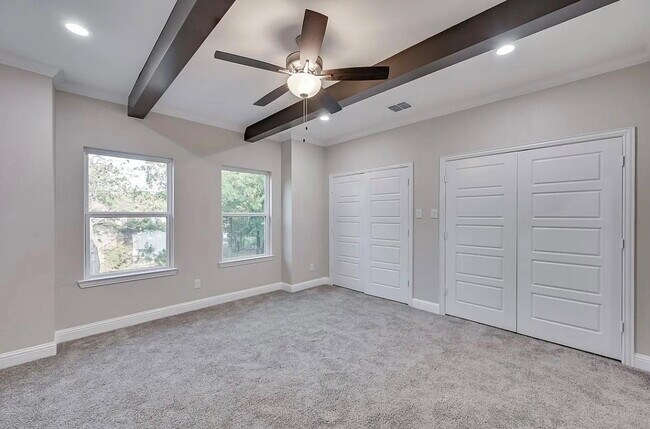 Building Photo - Spacious Townhome Near Several Parks