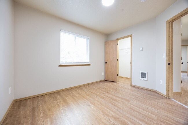 Building Photo - 5Bed/2.5 Bath home available in SE Portland