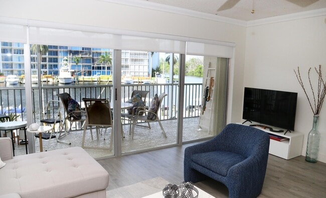 Building Photo - 1537 E Hillsboro Blvd