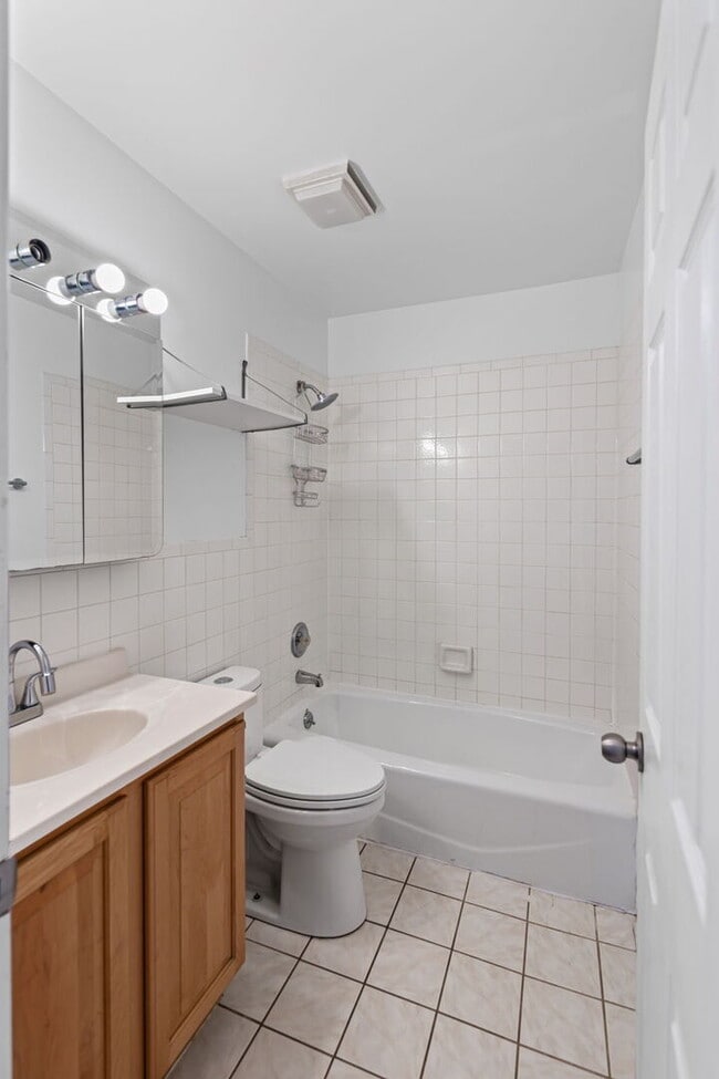 Building Photo - 836 W Everett Rd