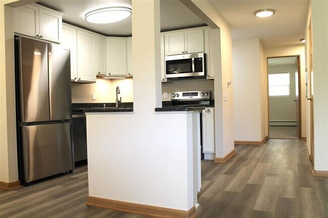 Building Photo - Newly Remodeled 2 Bedroom near Hilldale Mall