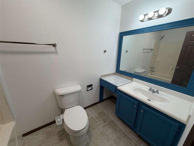 Building Photo - 1702 Pine Tree Dr