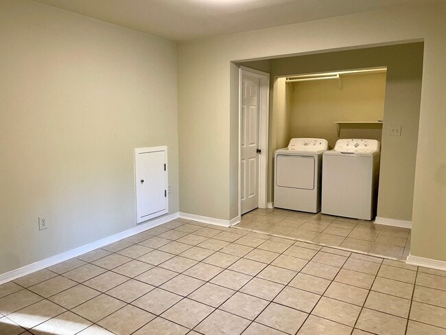 Building Photo - Beautiful 3 Bedroom 3 Bathroom Townhome for Rent