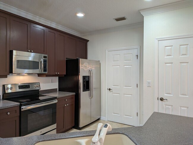 Building Photo - Second Floor Condo at Lakeside at Lakes of Windermere