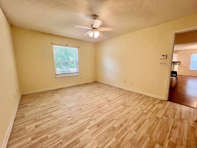 Building Photo - Spacious dog friendly home- Jacksonville