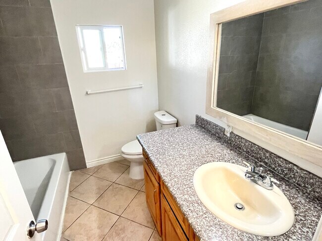 Building Photo - Belle