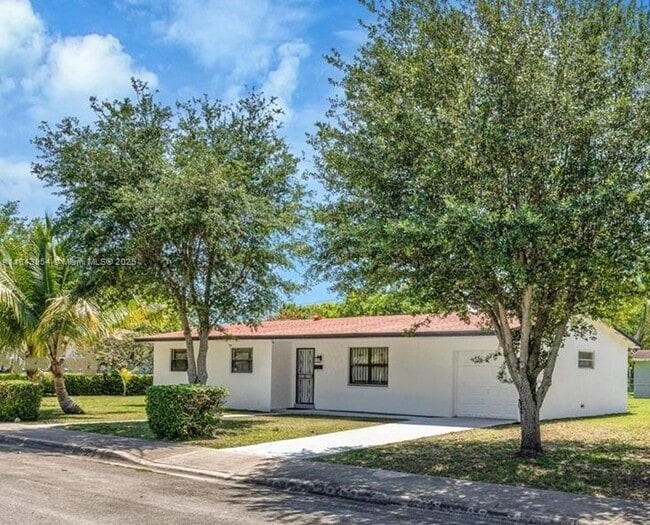 Building Photo - 6250 SW 58th Pl