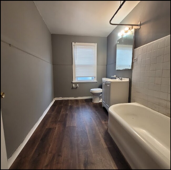 Building Photo - Single Family Home 4  beds 1.5 bath FOR RENT!
