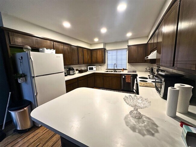 Building Photo - 6913 N Spinnaker Ln