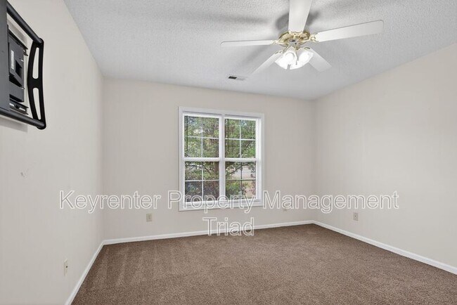 Building Photo - 10 Manor Ridge Ct