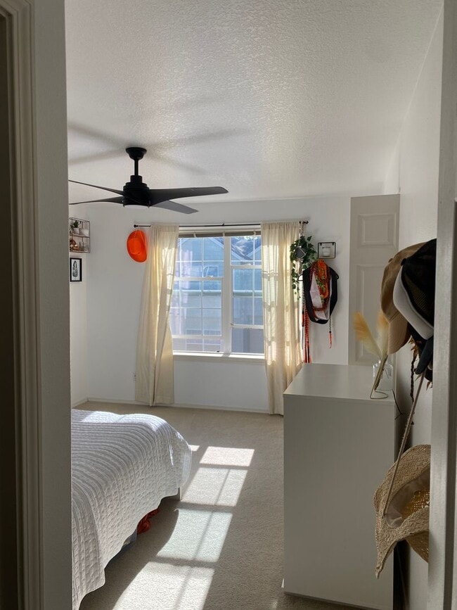 Building Photo - Location Location Location ~2 Bedroom 2.5 bath near OSU!