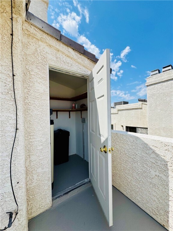 Building Photo - 2022 Merrill Ln