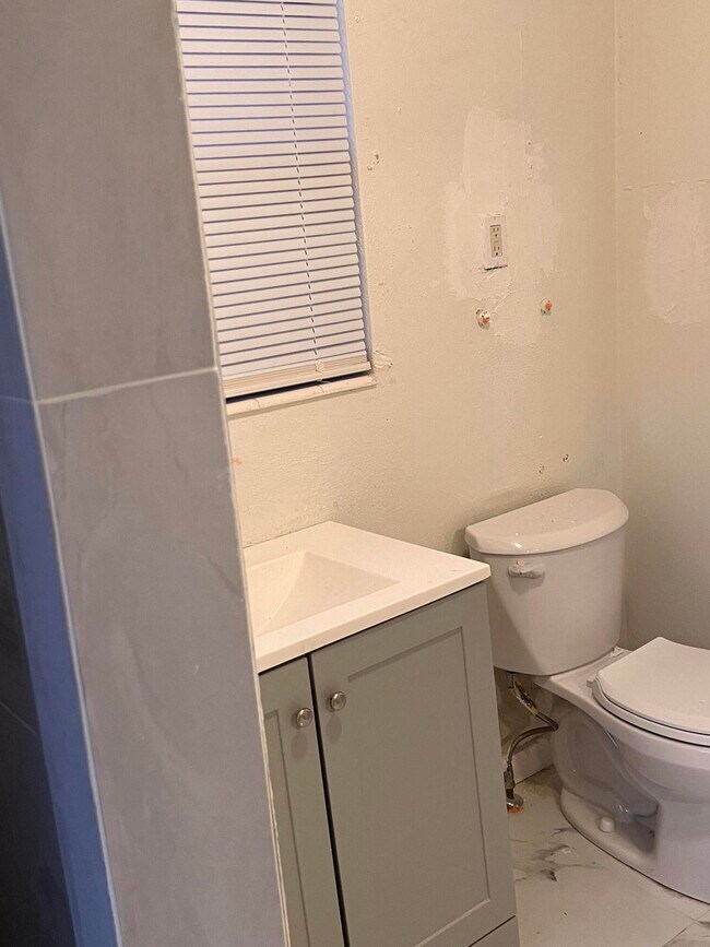 Building Photo - 911 S B St