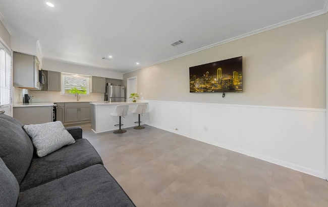 Building Photo - 3 Bedroom home in highly desireable area