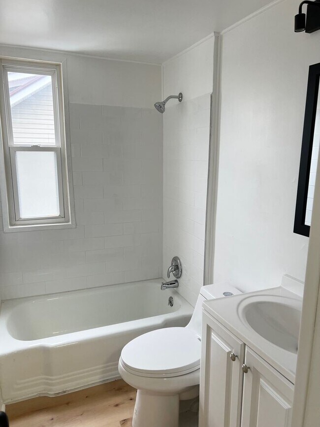 Building Photo - Spacious 3 bed, 2.5 bath Single Family home in Carrick- New Flooring and Paint, Available Immedia...