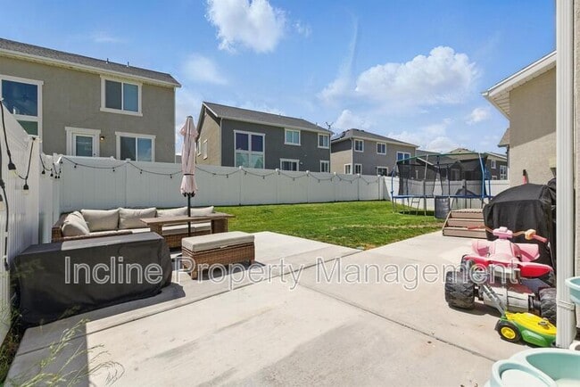 Building Photo - 123 Valcrest Dr