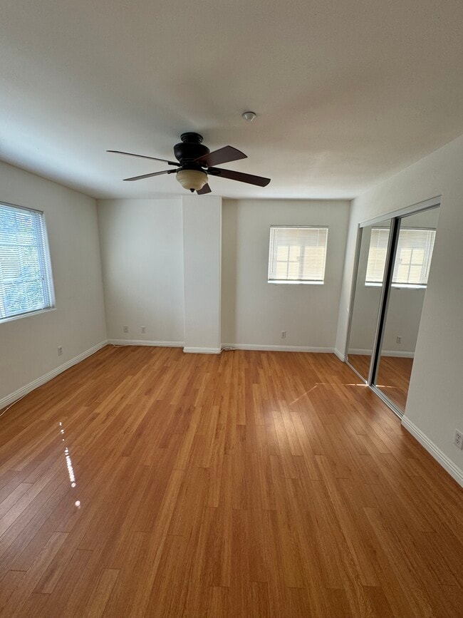 Building Photo - 923 Royal Oaks Dr