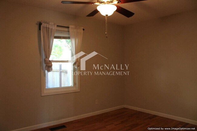 Building Photo - 3-Bedroom Split-Level Home with Garage