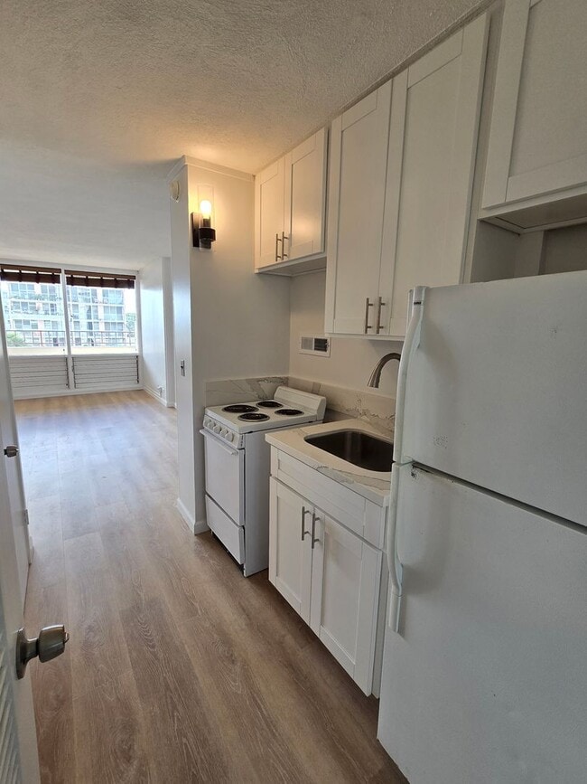 Building Photo - Newly Renovated 1 Bedroom/1 Bathroom Available Now