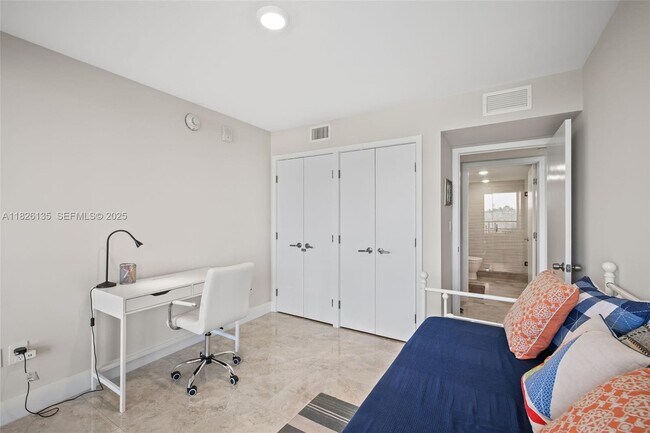 Building Photo - 9261 E Bay Harbor Dr