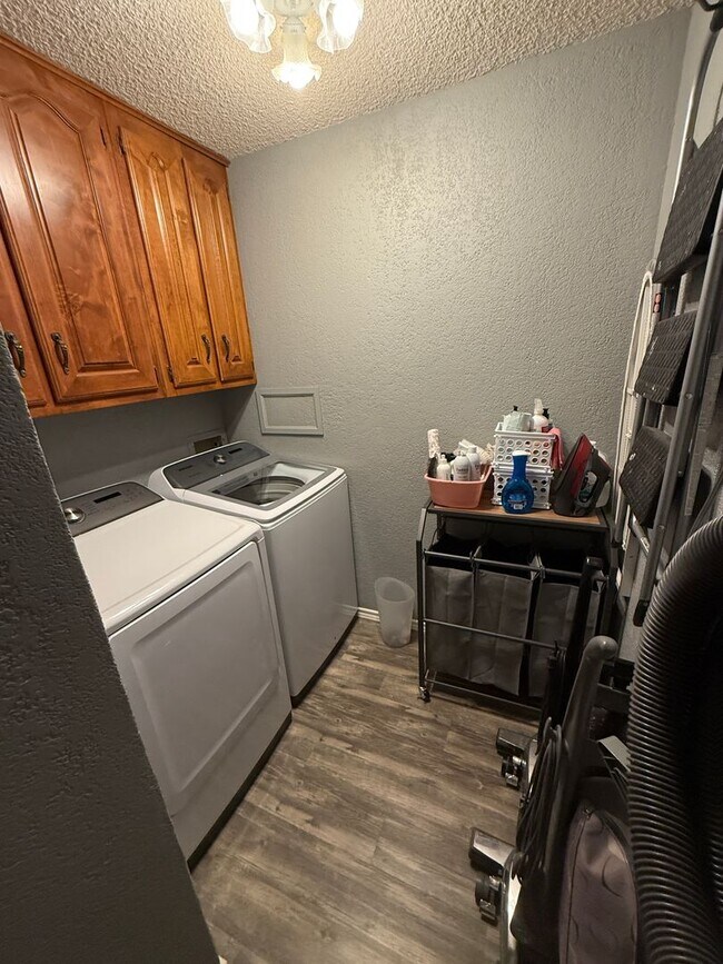 Building Photo - Available July 1st! 3/2/2 in Preston Smith