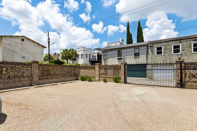 Building Photo - Historic One Bedroom Apartment in Downtown...