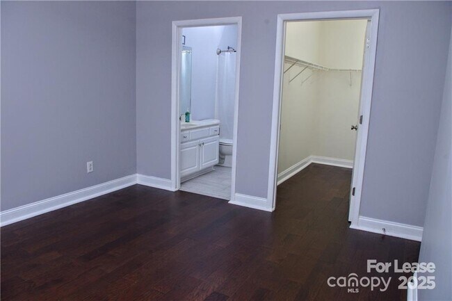 Building Photo - 917 Shearer St