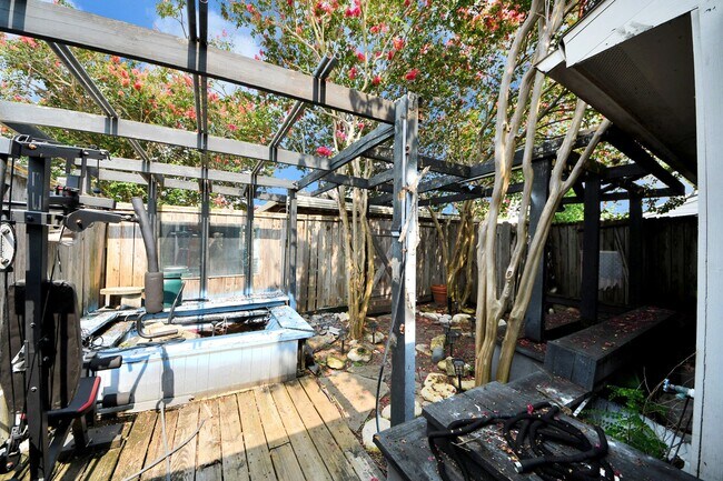 Building Photo - 7877 Kendalia Dr