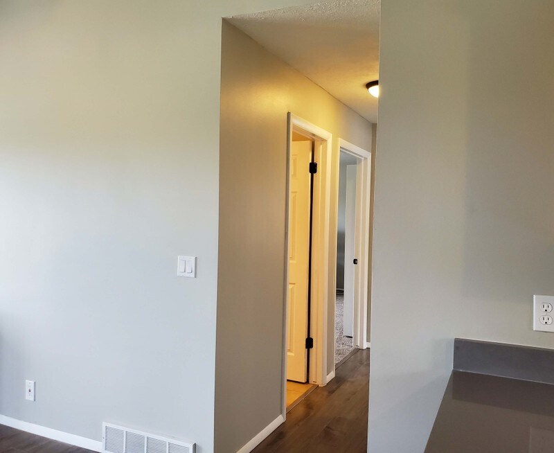 Building Photo - 940 W Red Oaks Dr