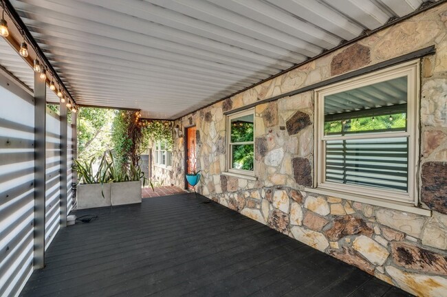 Building Photo - Serene Home in Heart of Silver Lake