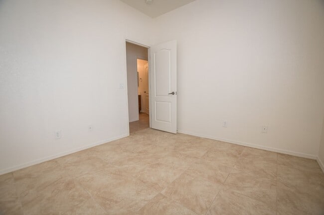 Building Photo - Charming 4 Bedroom, 3 Bath Home, with 2 Ca...