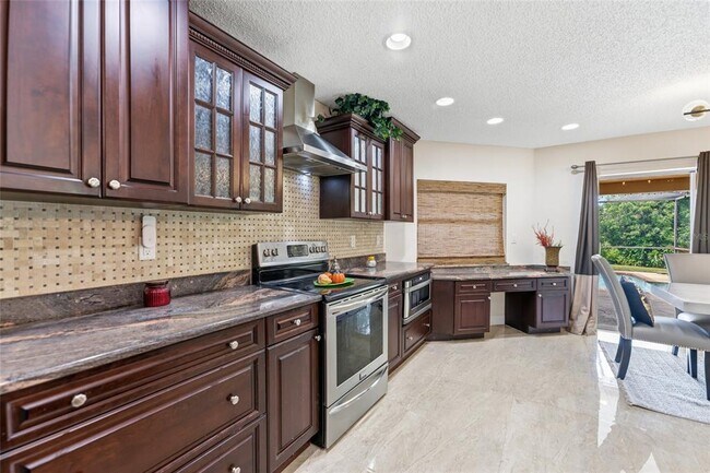 Building Photo - 6513 Thoroughbred Loop