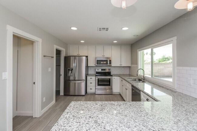 Building Photo - 1892 E Ellis Dr