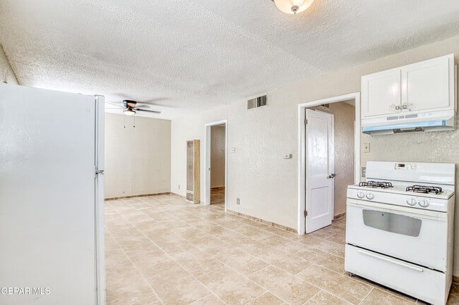 Building Photo - 3922 Hayes Ave