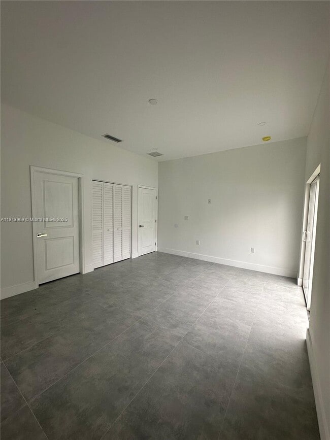 Building Photo - 2423 NW 23rd Ln