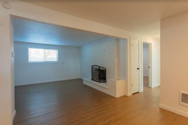 Building Photo - 102 E Hattie Ave