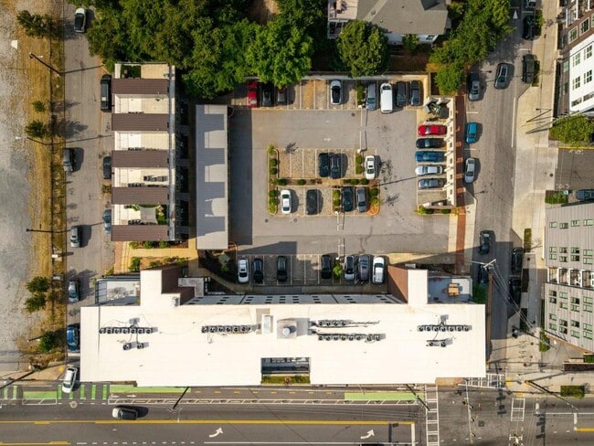 Building Photo - 764 Memorial Dr SE
