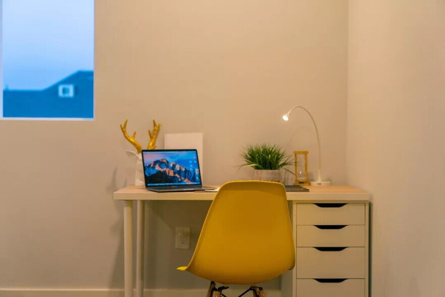 Building Photo - 1451 W 36th Plz