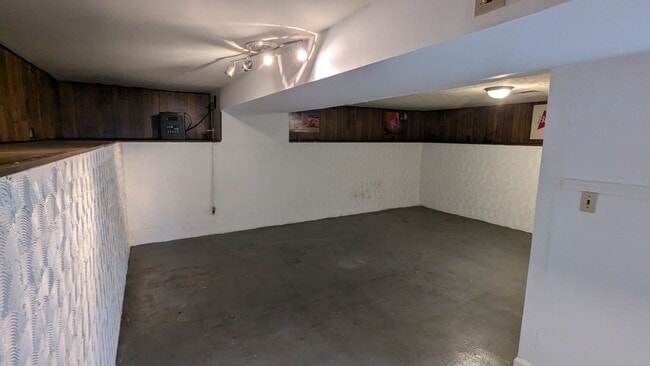 Building Photo - Well maintained 50s home with gorgeous kitchen