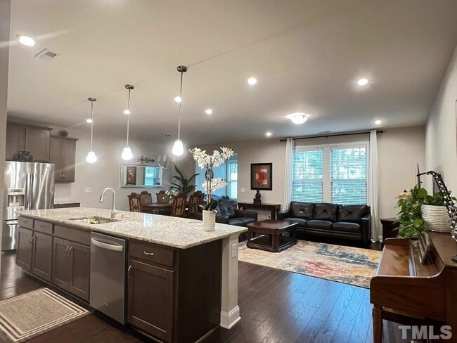 Building Photo - Beautiful 3 Bedroom with Sunroom Townhome in Cary