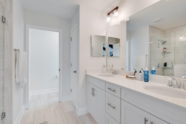 Building Photo - 5631 Fletcher Oaks Dr