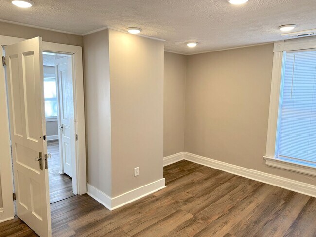 Building Photo - 3 Bedroom Home in Downtown Hamilton
