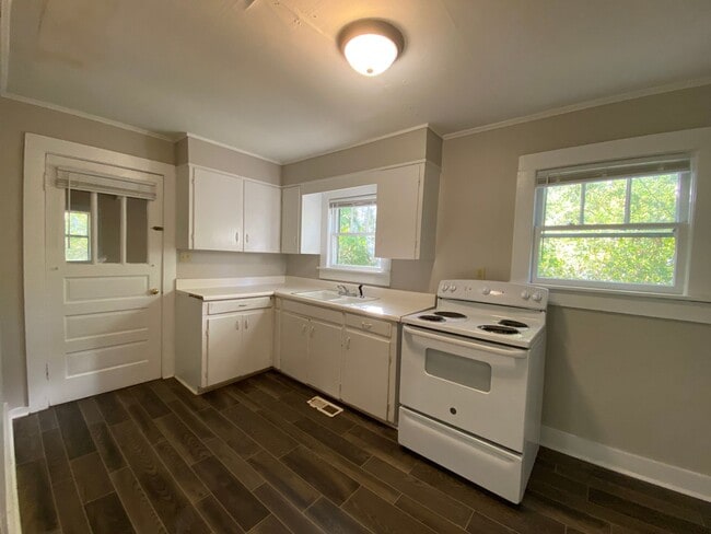 Building Photo - 210 E 28th St