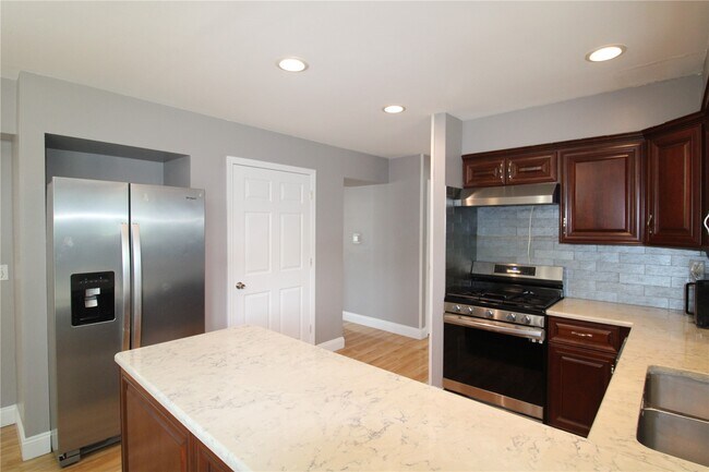 Building Photo - 912 Oakwood Farms Ln