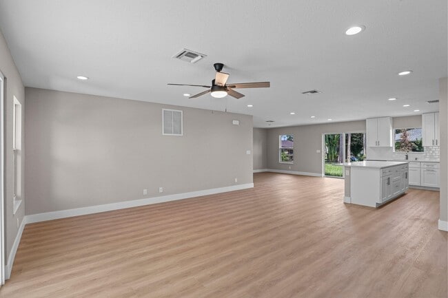 Building Photo - 5906 Hickory Dr